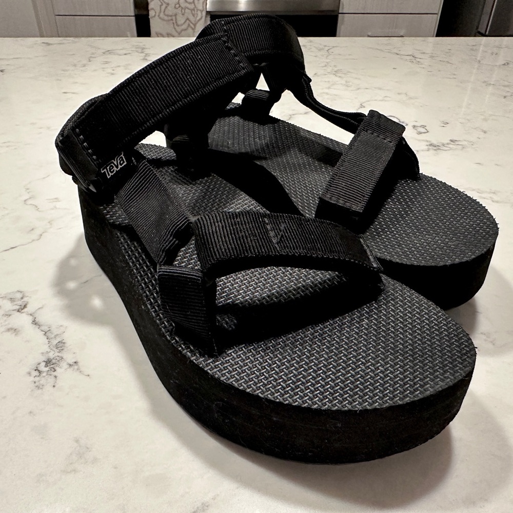 - SOLD -TEVA Women’s Flatform Universal Sandals | Size 6 (Medium Width)